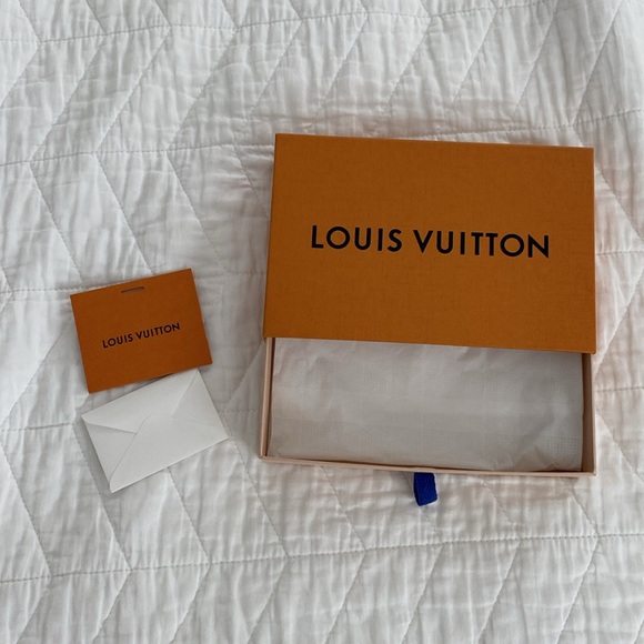 Louis Vuitton gift box SET includes box, original tissue paper, ribbon,and card - Picture 2 of 11